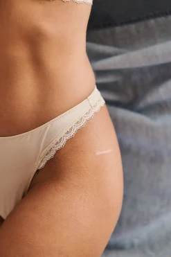 Ysé Tanga Histoire de femmes^ Les Bas